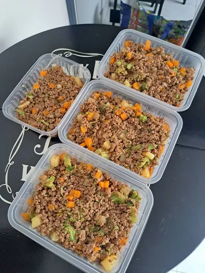 Refeições com carne, legumes e acompanhamentos