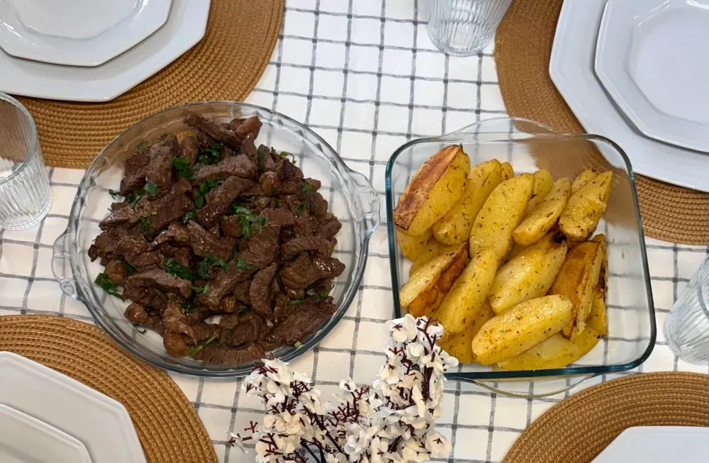 Mesa de jantar preparada e servida pela Chef Waléria